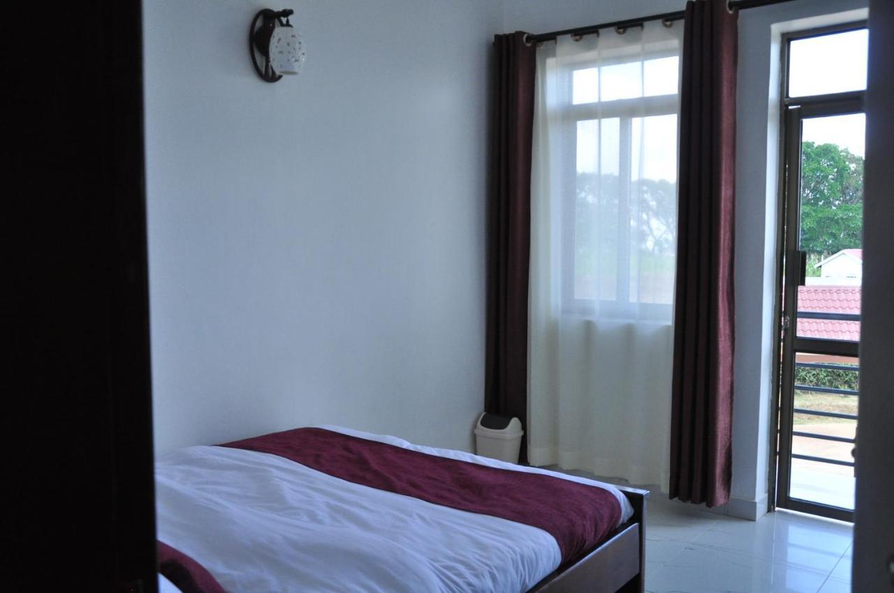 Golden View Hotel Ibanda エクステリア 写真