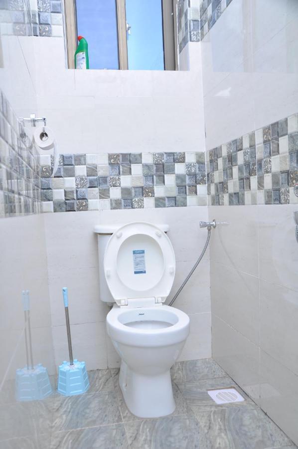 Golden View Hotel Ibanda エクステリア 写真