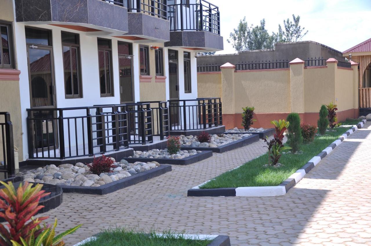 Golden View Hotel Ibanda エクステリア 写真