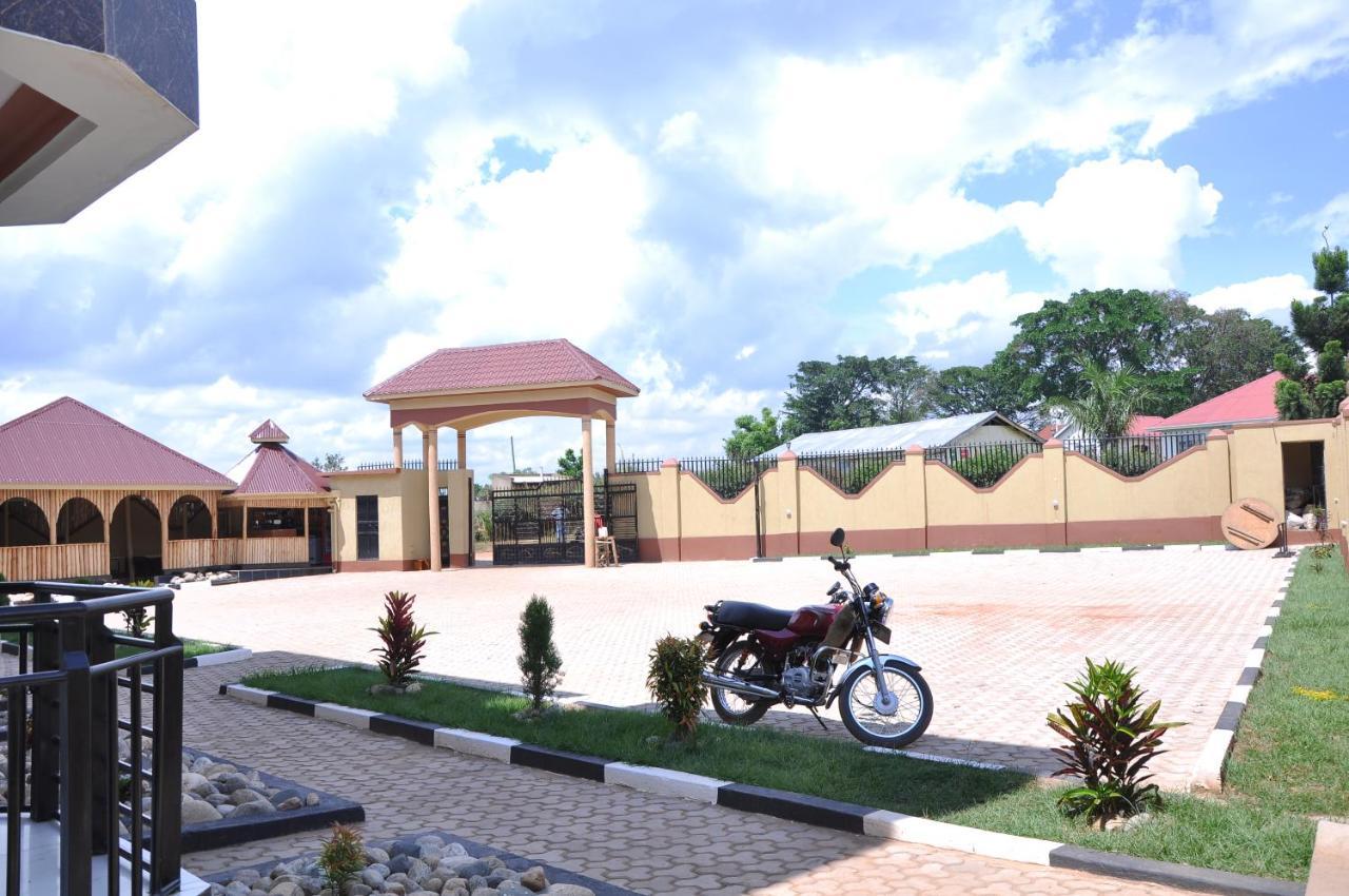 Golden View Hotel Ibanda エクステリア 写真