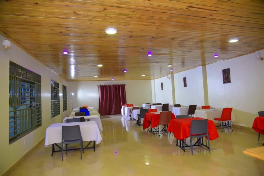 Golden View Hotel Ibanda エクステリア 写真