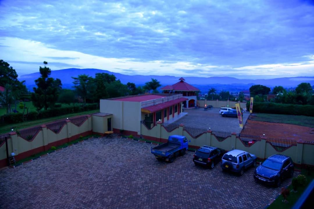 Golden View Hotel Ibanda エクステリア 写真