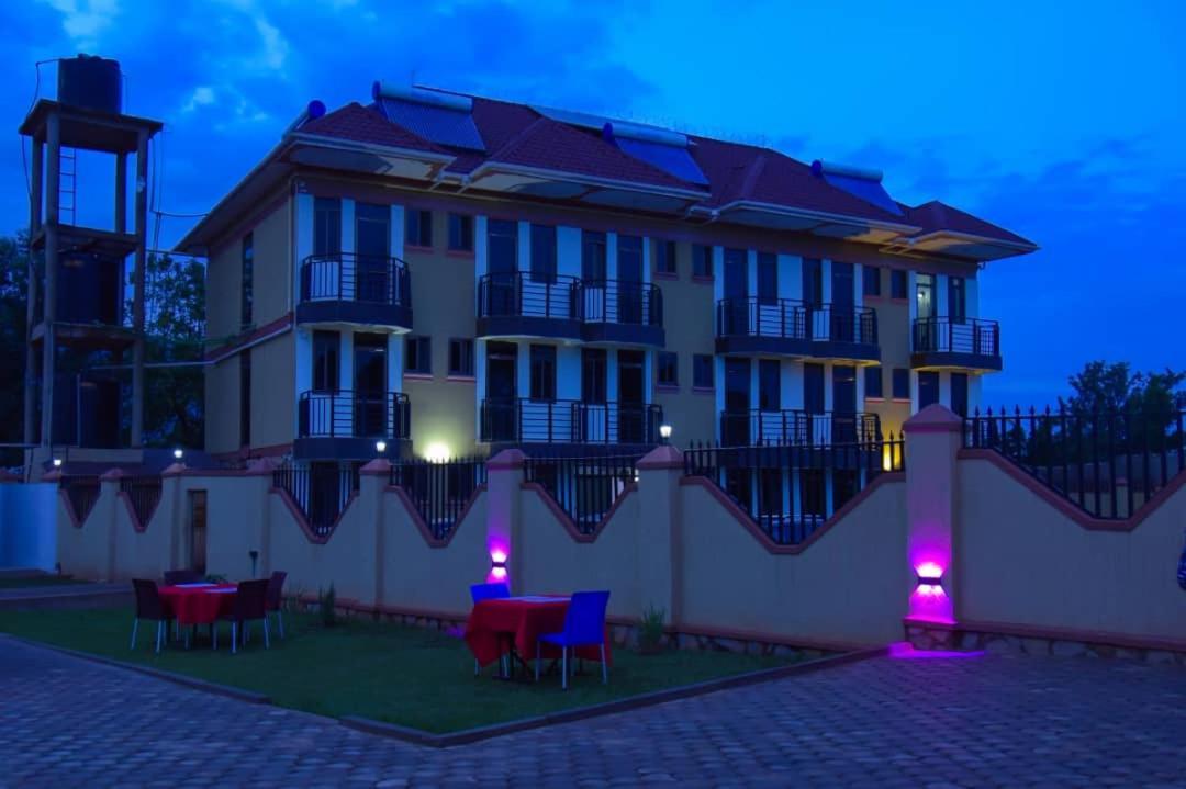 Golden View Hotel Ibanda エクステリア 写真