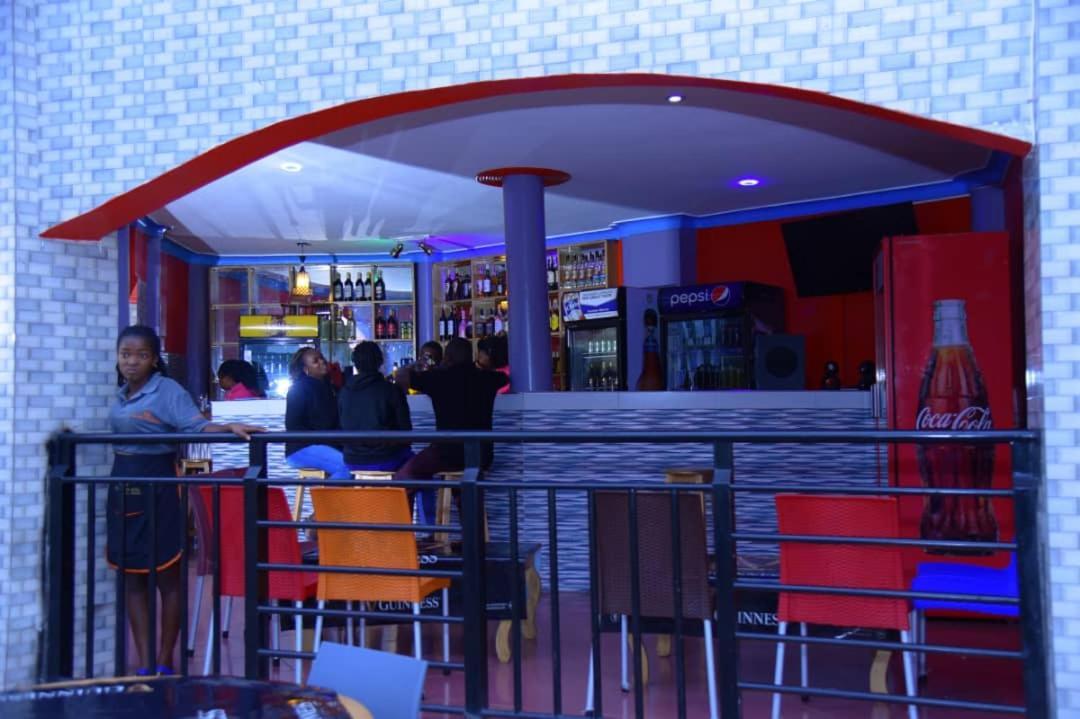 Golden View Hotel Ibanda エクステリア 写真