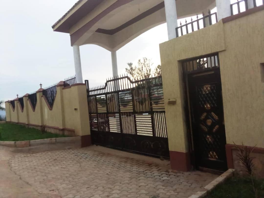 Golden View Hotel Ibanda エクステリア 写真